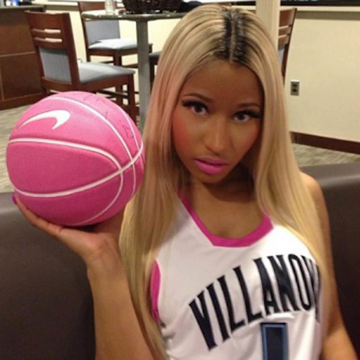 Nicki Minaj är redo för bollsport. Nicki Minaj är redo för bollsport.