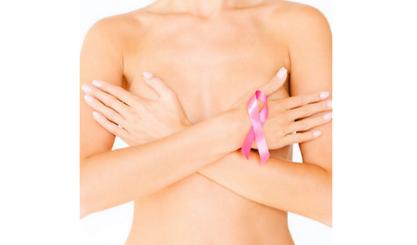 Kvinna undersoker sina brost efter brostcancer Kvinna undersoker sina brost efter brostcancer