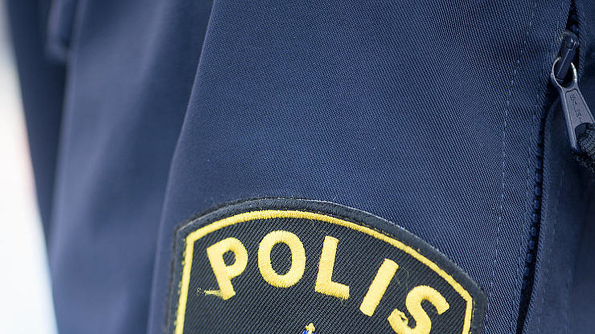 Anledningen är att polisen i nordvästra Skåne sett till ungdomar som "trixar" med en boll och sedan kramar någon – för att sedan stjäla något värdefullt. 