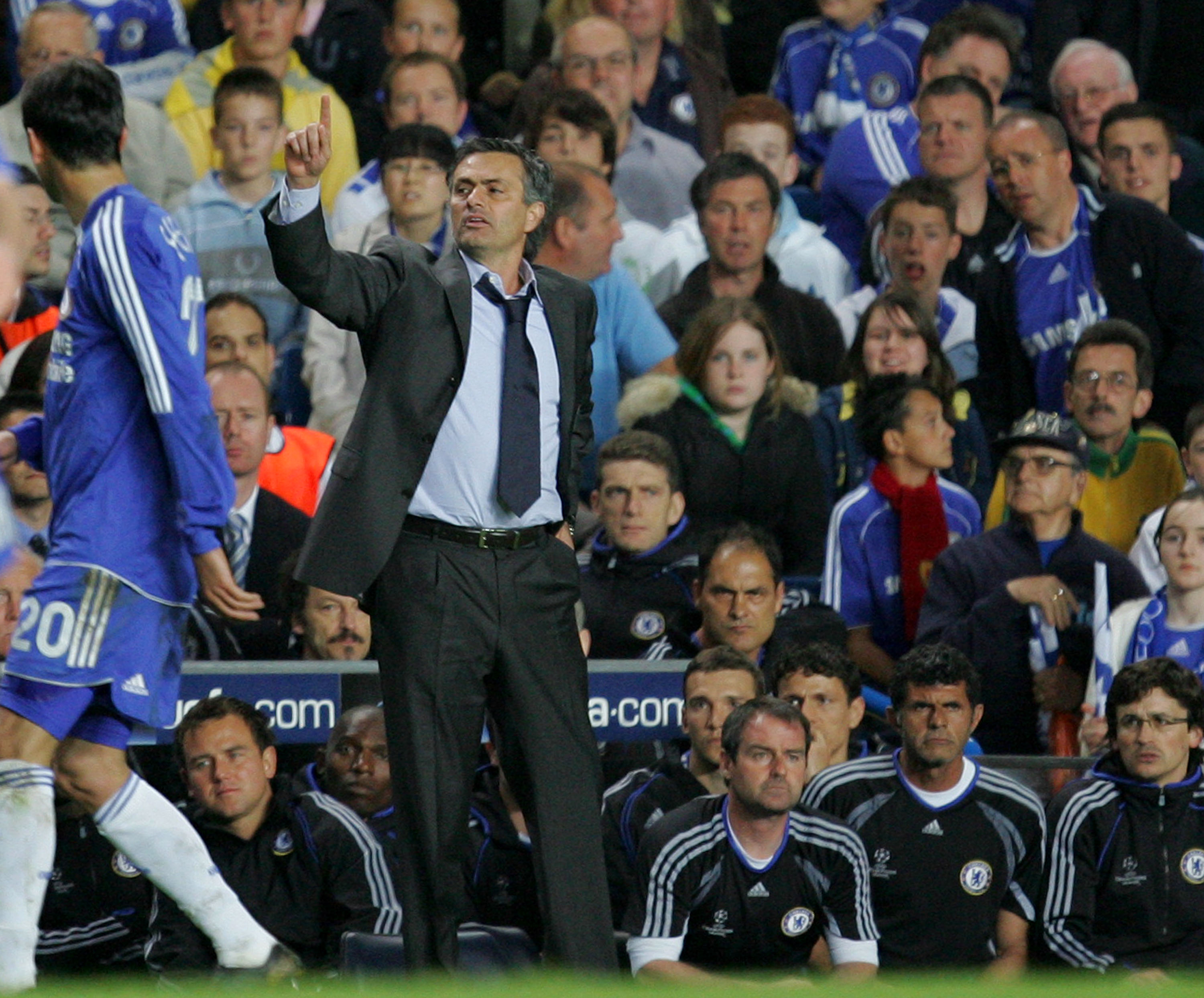 José Mourinho bjöd in Pardew ett par gånger till Chelseas träninnganläggning. "Jag lärde mig ett par saker", berättar Pardew.