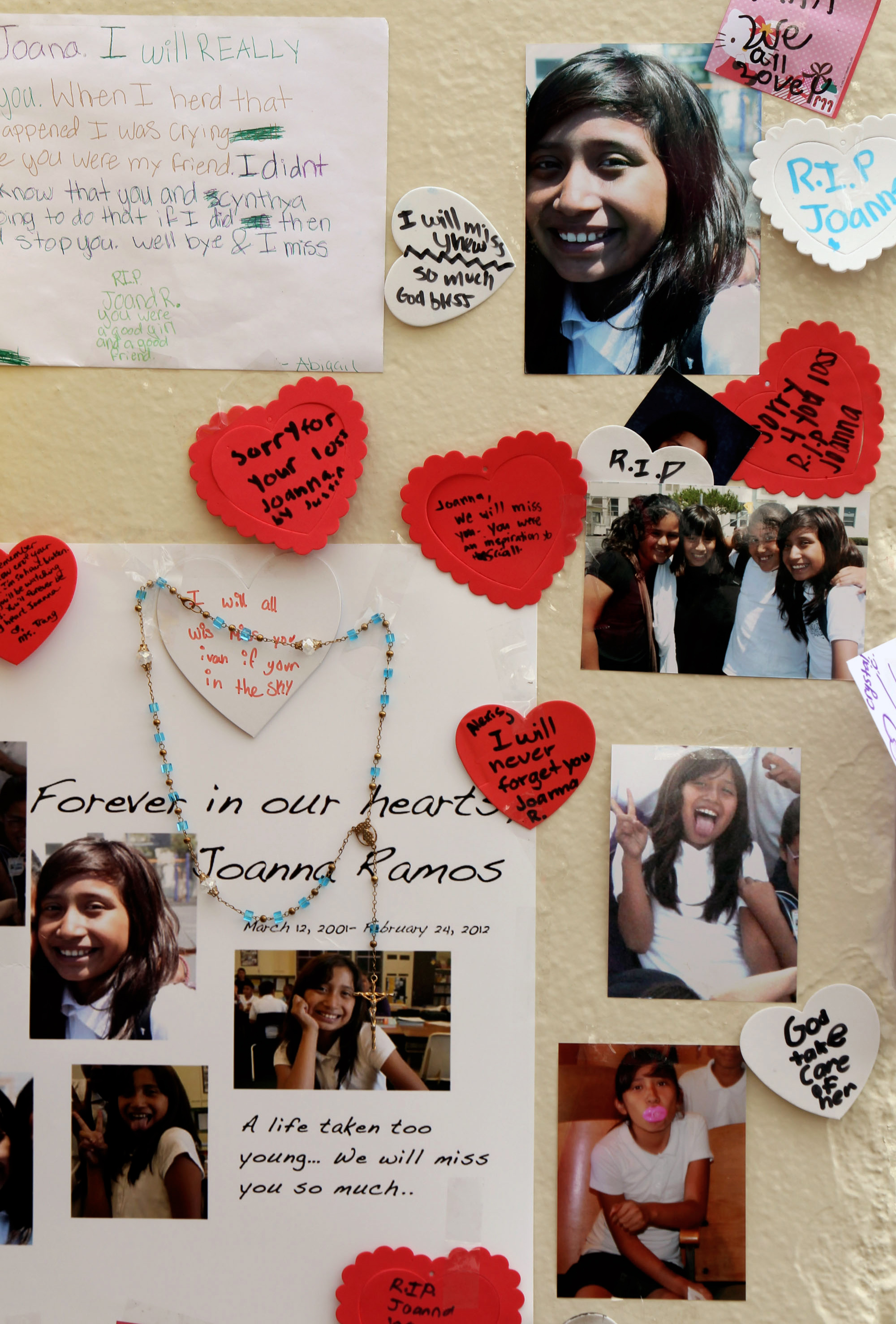 Fotografier och meddelanden till Joanna utanför ingången till hennes skola.