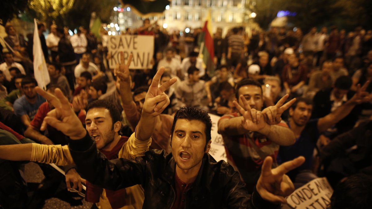 I natt gav sig demonstranter ut på Atens gator för att markera sin avsky mot IS-