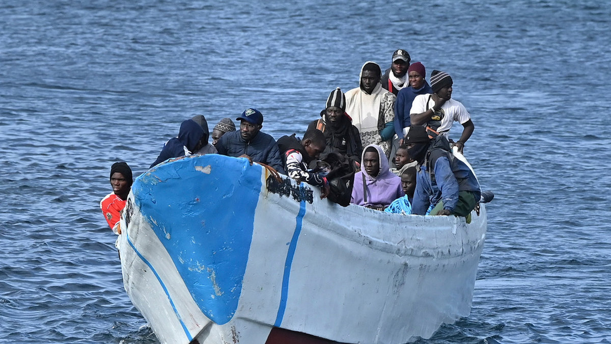 Migranter på väg att anlända i en liten båt till kanarieön El Hierro i söndags. Arkivfoto.