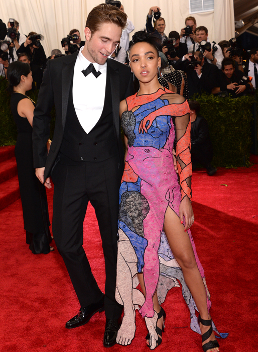 Robert Pattinson och FKA Twigs på röda mattan. Twigs klänning är ju...intressant... Robert Pattinson och FKA Twigs på röda mattan. Twigs klänning är ju...intressant...