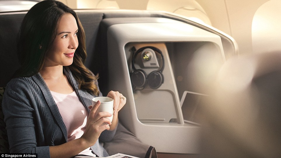 3. Singapore Airlines. Passagerarna erbjuds massvis med plats för att förvara sina saker som dator och hörlurar vid de rymliga stolarna. 3. Singapore Airlines. Passagerarna erbjuds massvis med plats för att förvara sina saker som dator och hörlurar vid de rymliga stolarna.