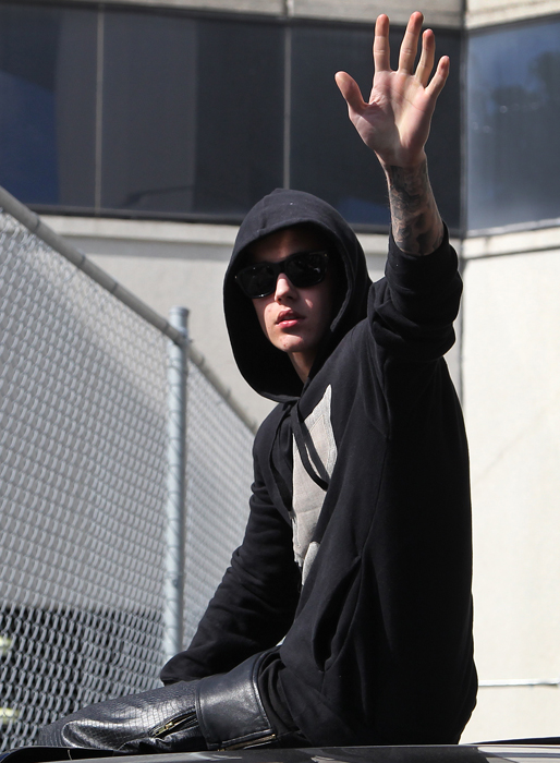Så här såg det ut när Justin Bieber släpptes ur arresten. Vilken sorti! Så här såg det ut när Justin Bieber släpptes ur arresten. Vilken sorti!