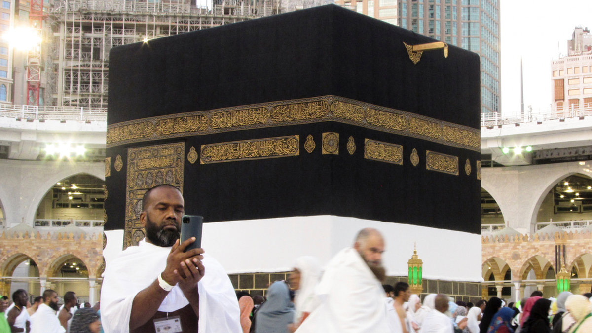 En pilgrim från Bangladesh tar en selfie framför Kaba i Mecka på tisdagen.