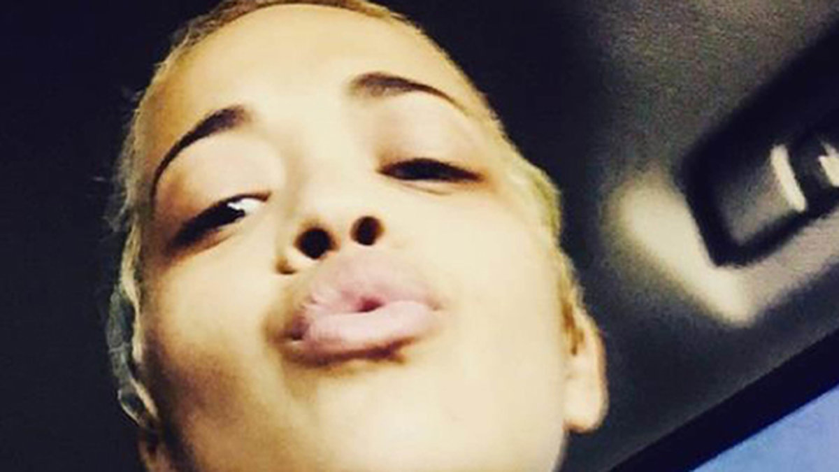 Rita Ora tar en sminkfri selfie. 