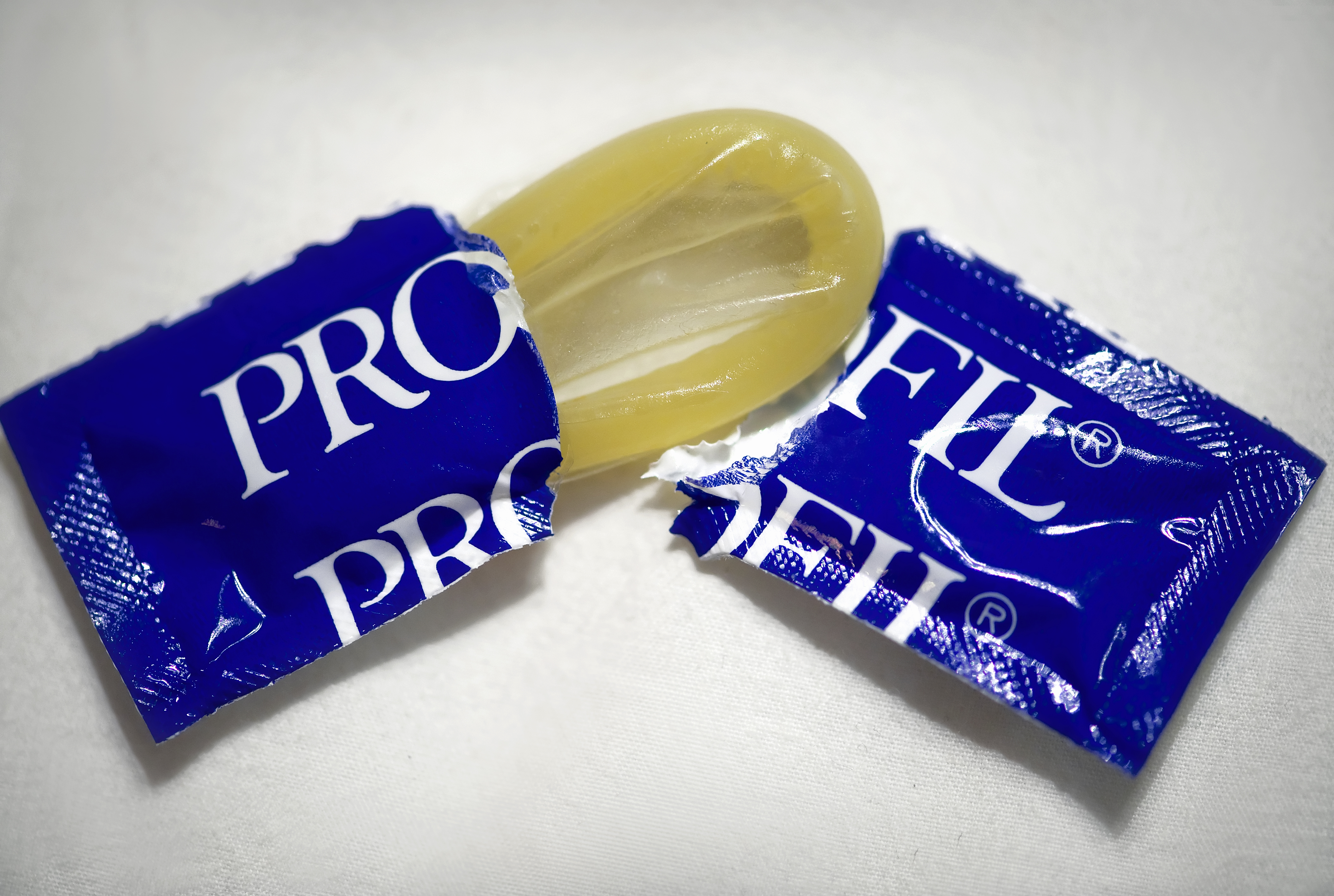 Kondomen hade lämnats kvar av sällskapet "Utan under", som anordnat sexfester i lokalen.