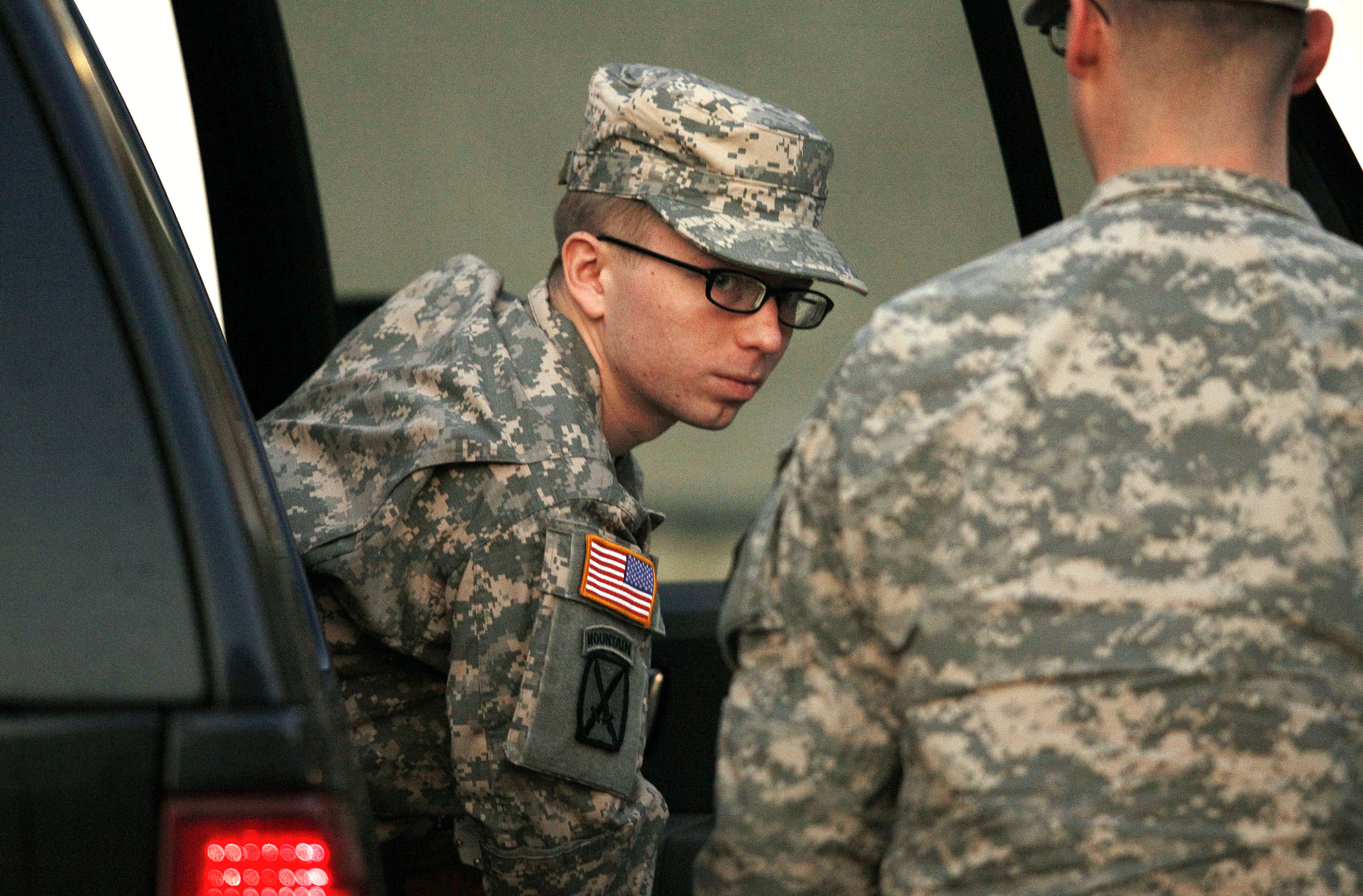 Bradley Manning på väg till förhandlingarna i Fort Meade, hans första offentliga framträdande sedan han fängslades i maj 2010.