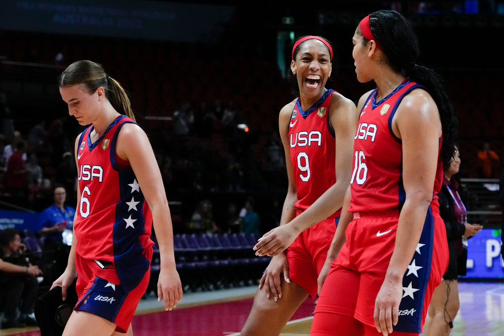 USA:s Sabrina Ionescu, A'ja Wilson och Brionna Jones hade lekstuga med Sydkorea i basket-VM. USA, som vann med 145–69, satte nytt VM-rekord i antal poäng i en och samma match.