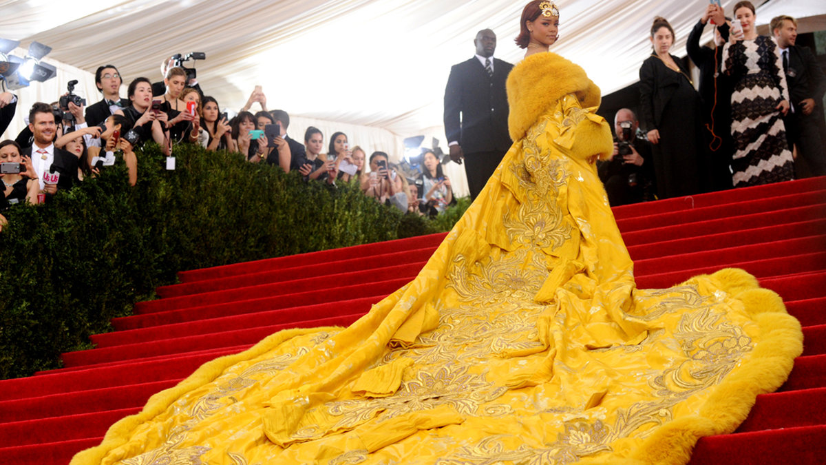 Rihanna kom i en guldig rätt rejäl kreation. Klänningen har liknats vid allt från omelett till pizza på humorkonton på Instagram. 