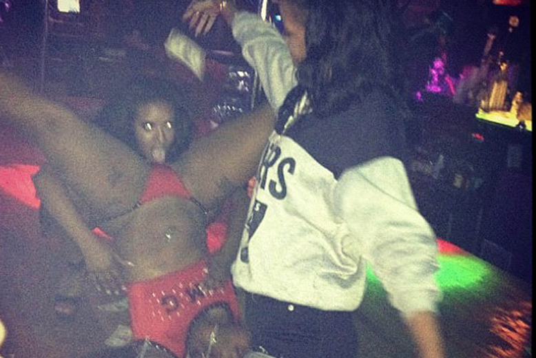 Rihanna kastar pengar på två strippdansöser. 