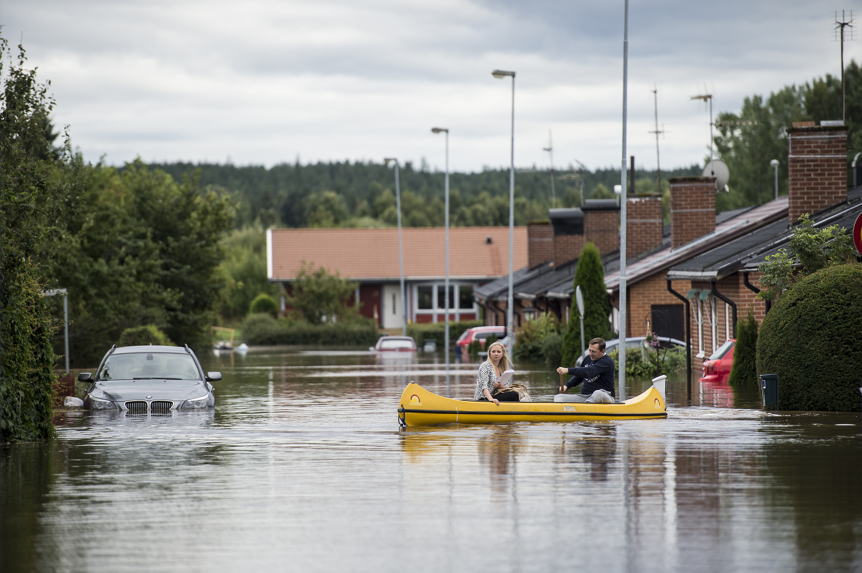 Människor paddlar kanot i Hallsberg. Människor paddlar kanot i Hallsberg.