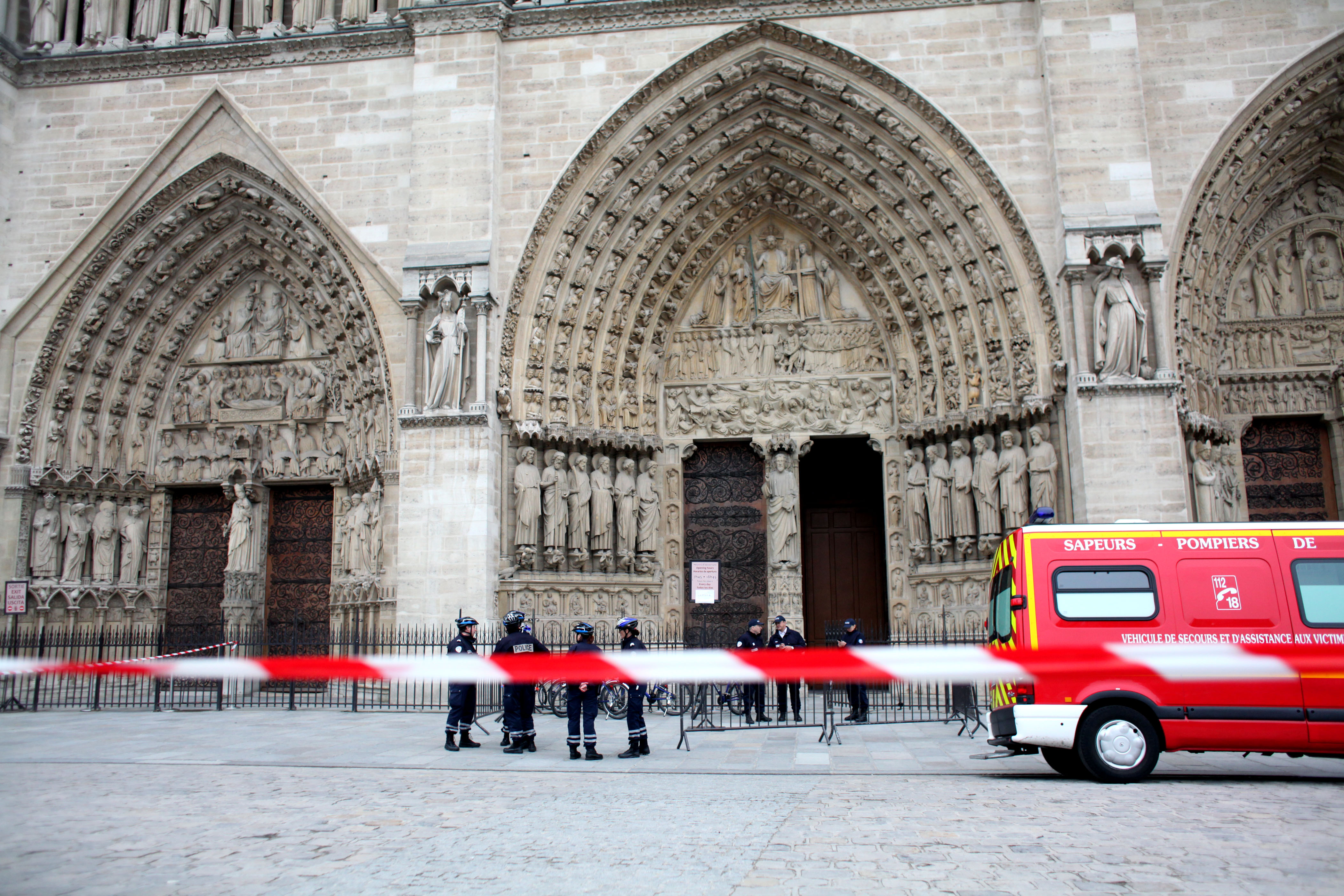 Det populära turistmålet Notre Dame fick evakueras.