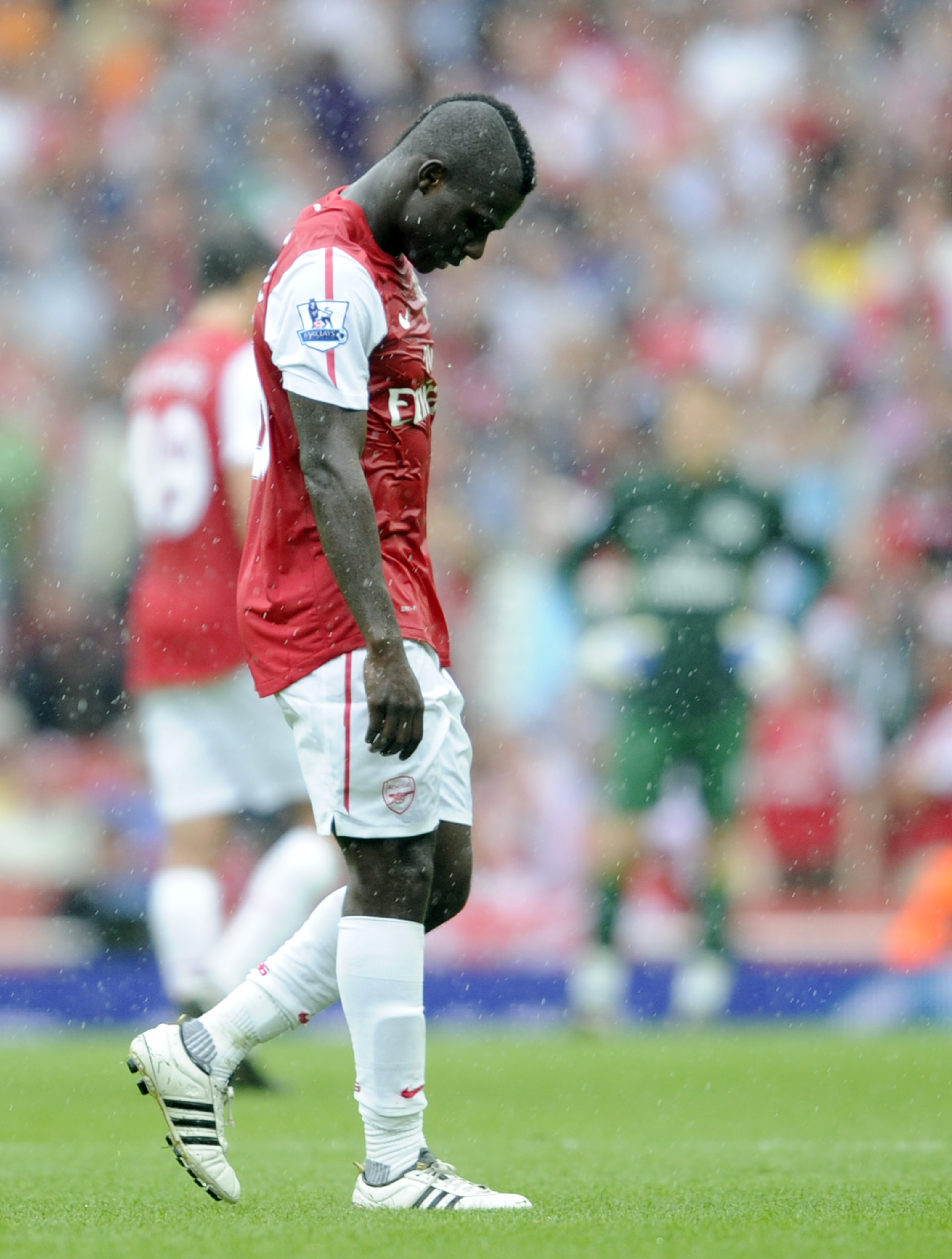 Arsenals jobbiga vecka fortsätter. Här deppar Emmanuel Frimpong efter utvisningen som visade sig bli kostsam.