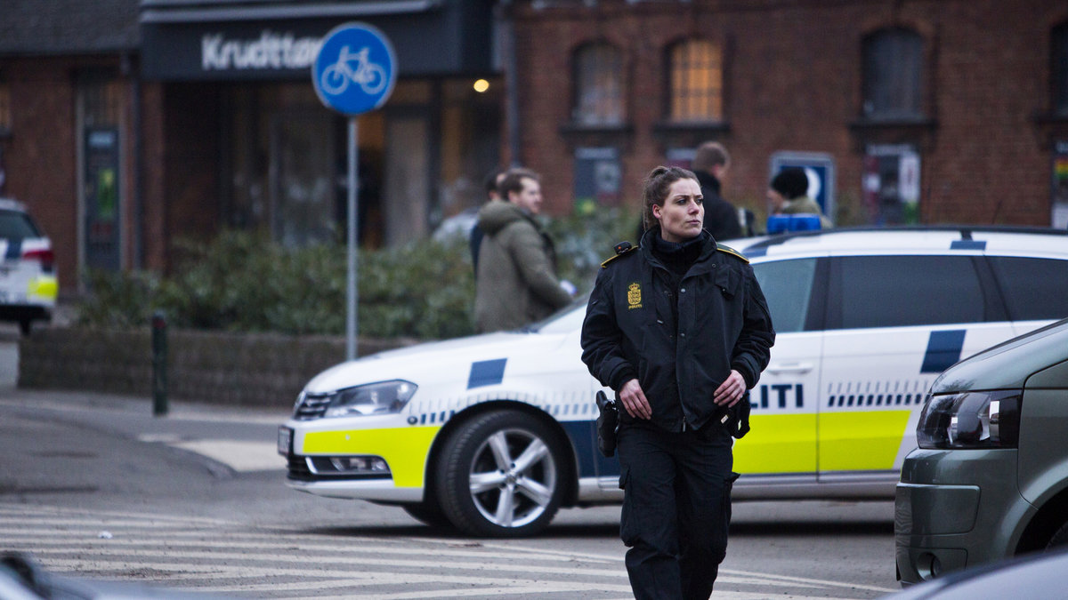 En polis patrullerar utanför kulturhuset Krudttønden.