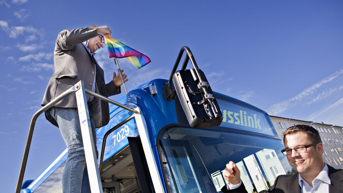 Dags att sätta upp prideflaggan på de blå innerstadsbussarna.