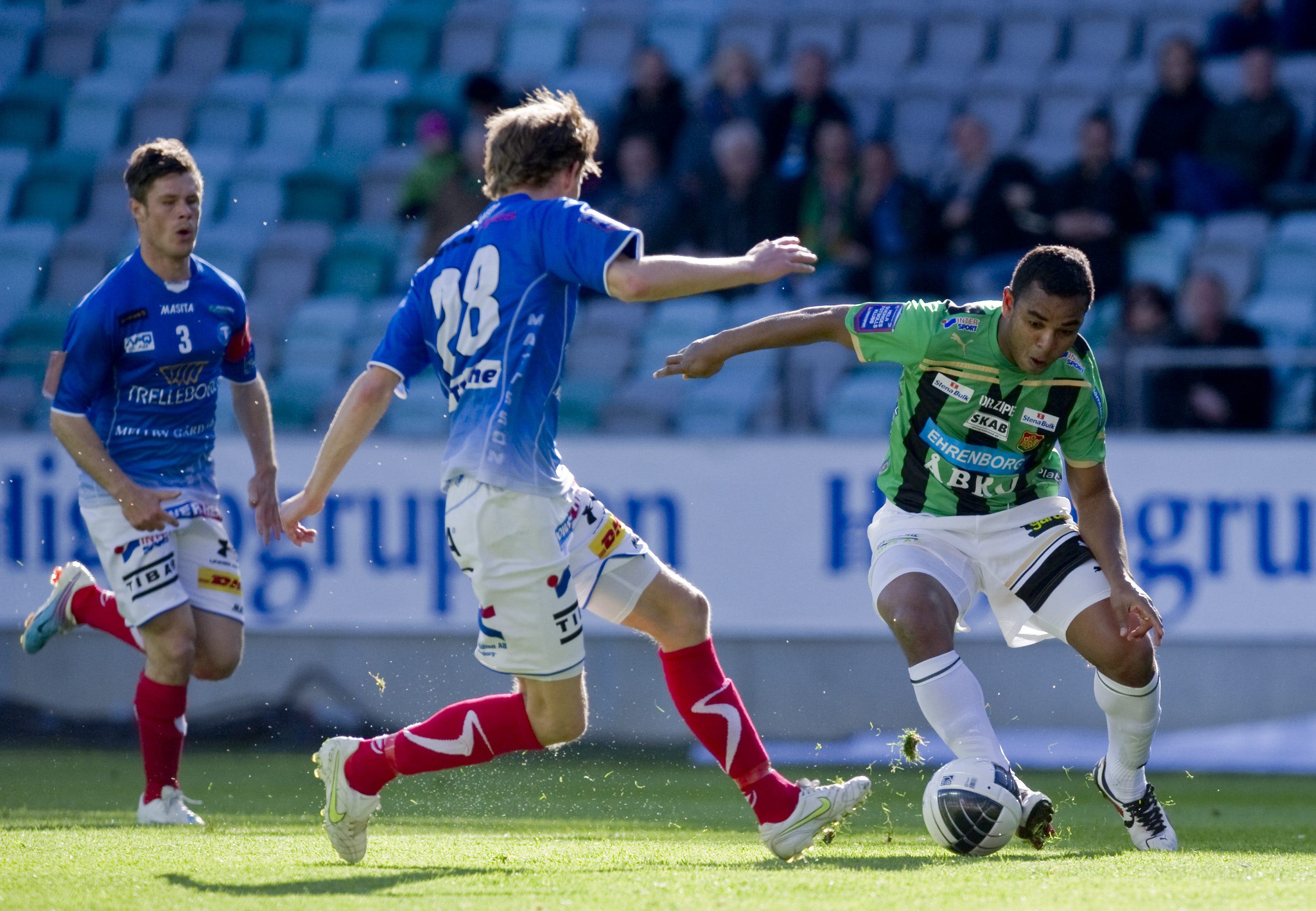 Gais Alvaro Santos försöker runda Trelleborgs Tobias Mattson under lördagens allsvenska fotbollsmatch mellan GAIS och Trelleborgs FF på Gamla Ullevi i Göteborg.