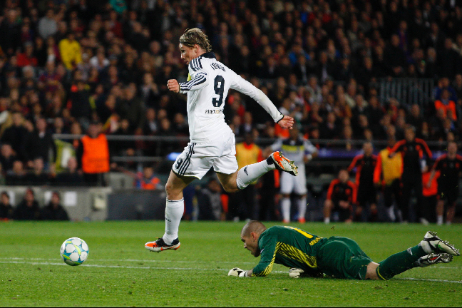 I sista minuten slet Fernando Torres sig loss, rundade målvakten och satte 2-2-målet.