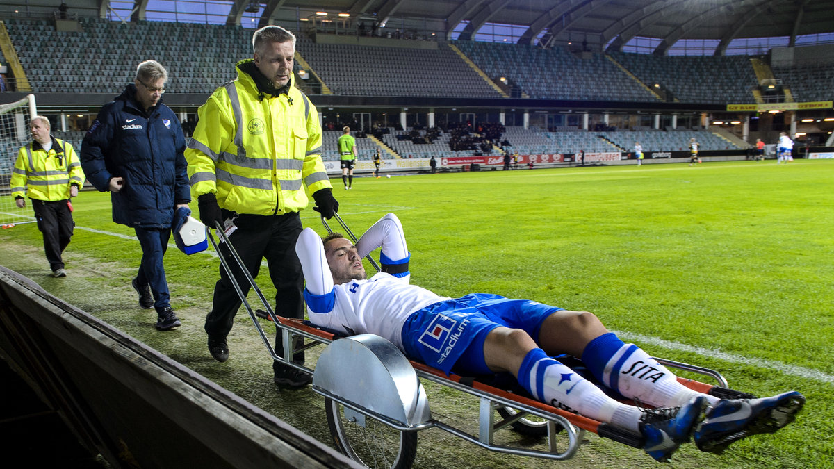 Emir Kujovic utburen på bår efter en "normal" skada på fotbollsplanen. Det finns exempel på betydligt märkligare skador utanför planen.
