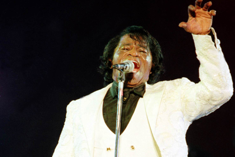 James Brown bad vid ett tillfälle om två tjejer under 21 år och en hårfön. James Brown bad vid ett tillfälle om två tjejer under 21 år och en hårfön.