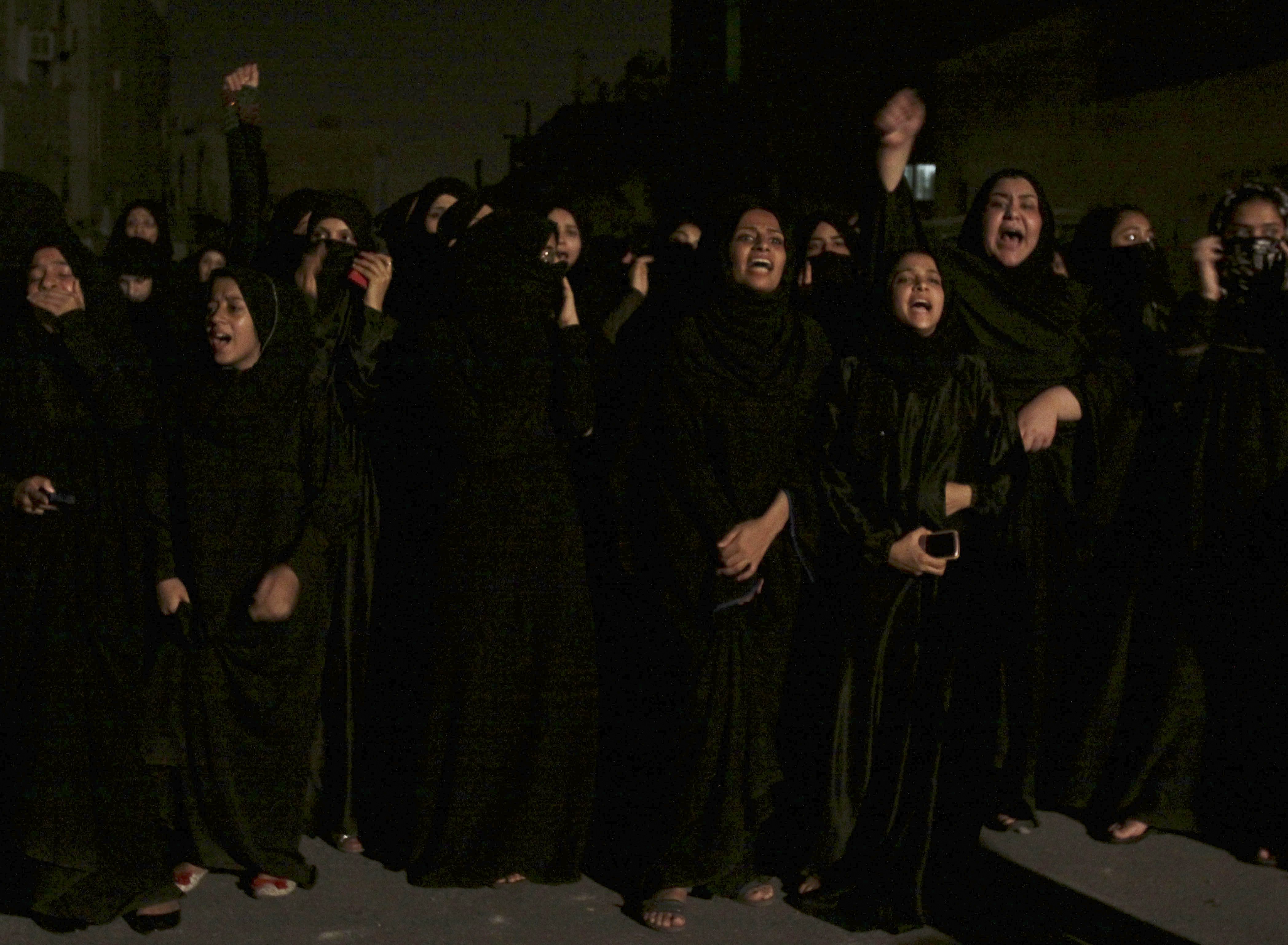 En grupp bahrainska kvinnor protesterade natten till torsdagen efter att ytterligare en 14-årig pojke dött sedan han flera gånger beskjutits med tårgas.
