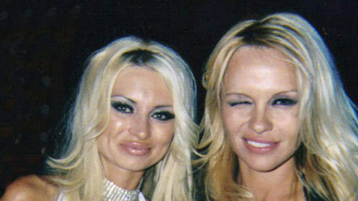 Pamela och Izabella St James på Playboy Mansion 2006. 