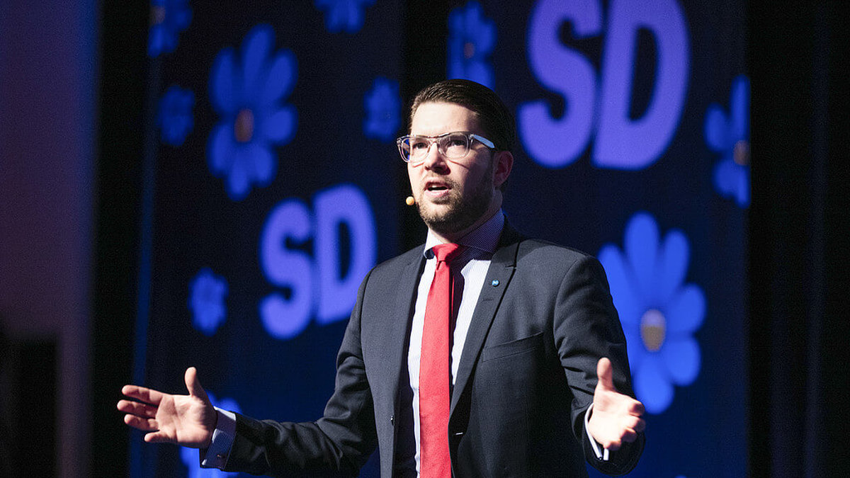 Sverigedemokraterna skapar strategiska konflikter, det vill Centerpartiet ta efter. 