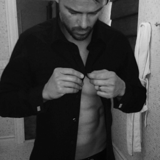 Josh Duhamel knäpper skjortan. Josh Duhamel knäpper skjortan.