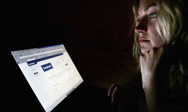 En undersökning har visat att 20 procent av kvinnor väljer facebook före sex.