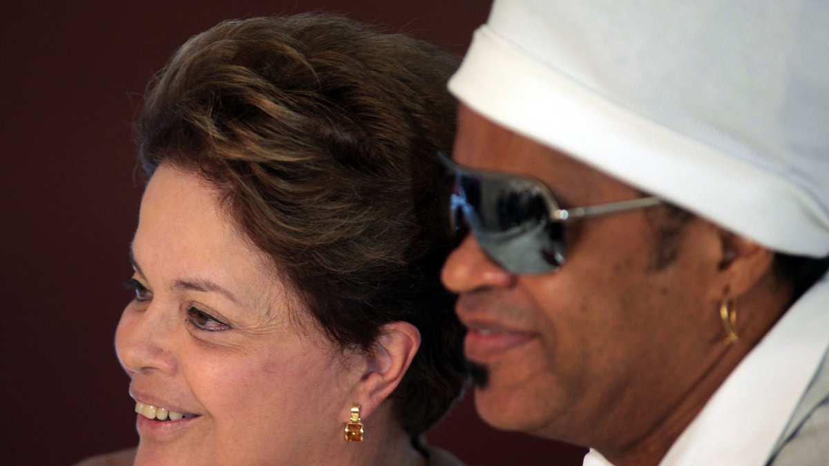 Brasiliens president Dilma Rousseff tillsammans med Caxirolans skapare Carlinhos Brown.