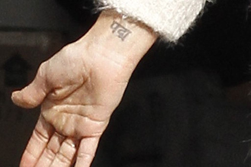 Även på handleden har den 30-åriga mamman en symbol. Den betyder lotusblomma. Även på handleden har den 30-åriga mamman en symbol. Den betyder lotusblomma.