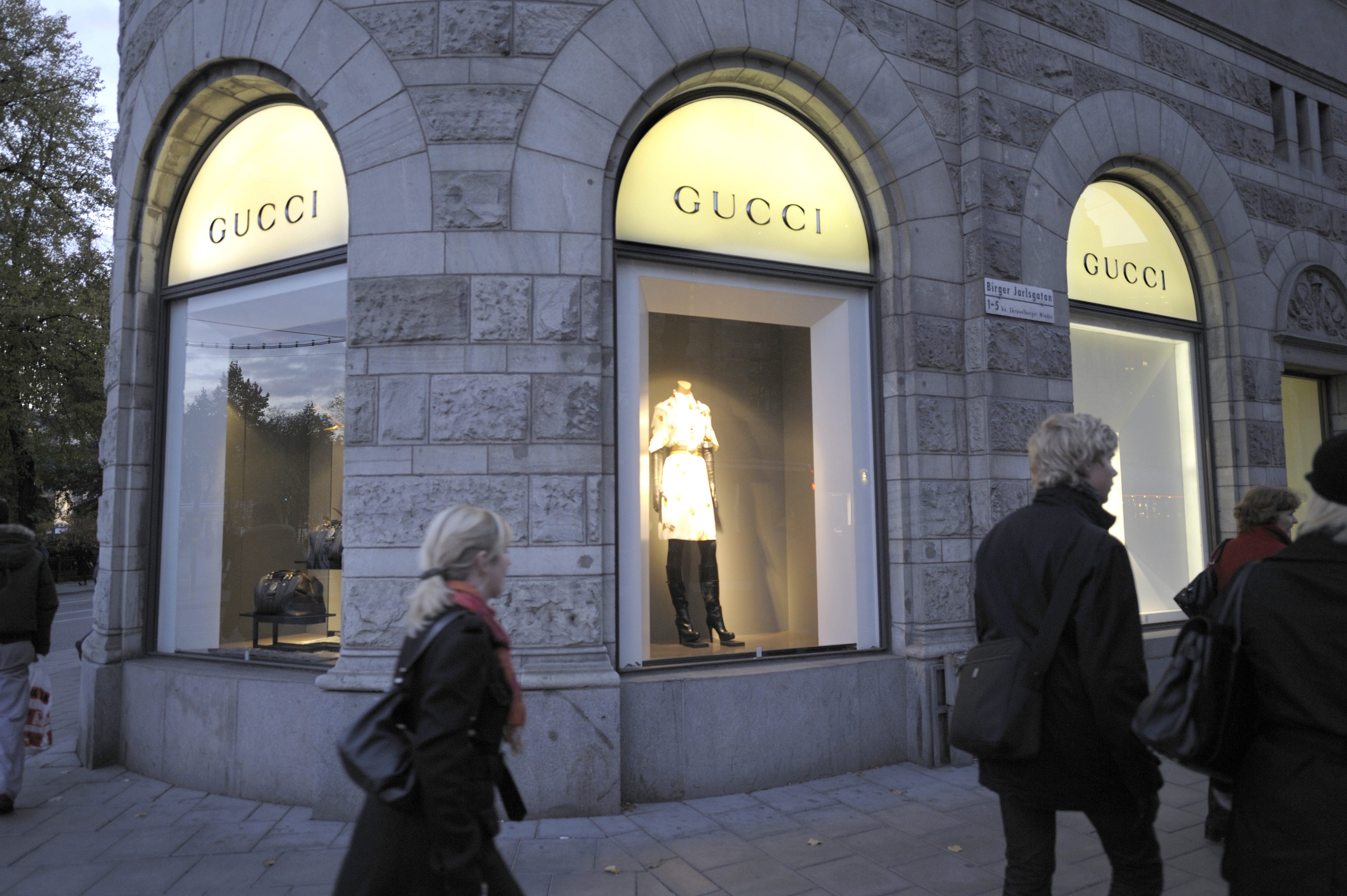 31-åringen ska ha stulit närmare en halv miljon av Guccibutiken vid Stureplan i Stockholm.