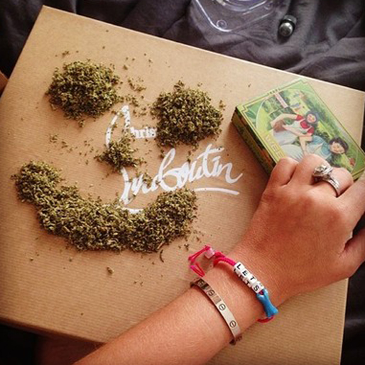 Marijuana och Christian Louboutin-skor på menyn. Marijuana och Christian Louboutin-skor på menyn.