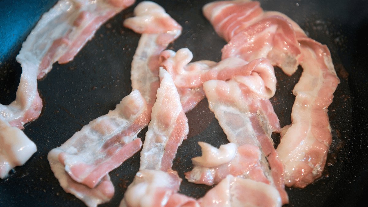 Sett till hur mycket koldioxid som släpps ut per 1000 gram så är bacon bättre för miljön. 