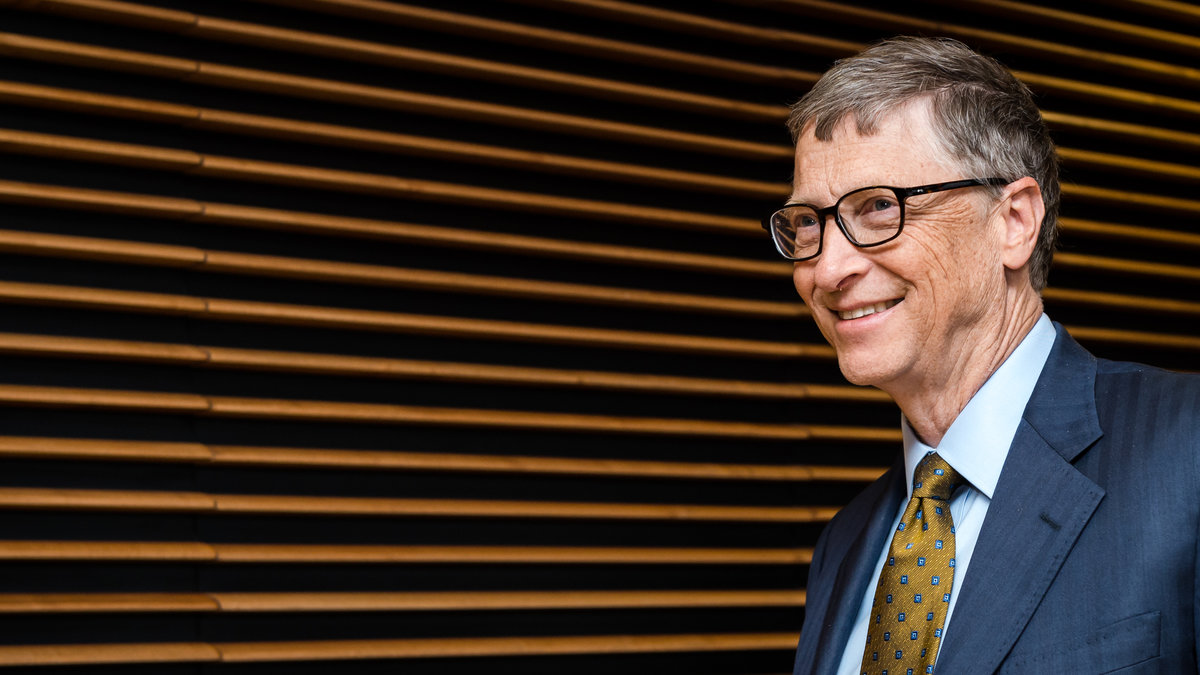 Bill Gates är kort, men väldigt väldigt rik. 
