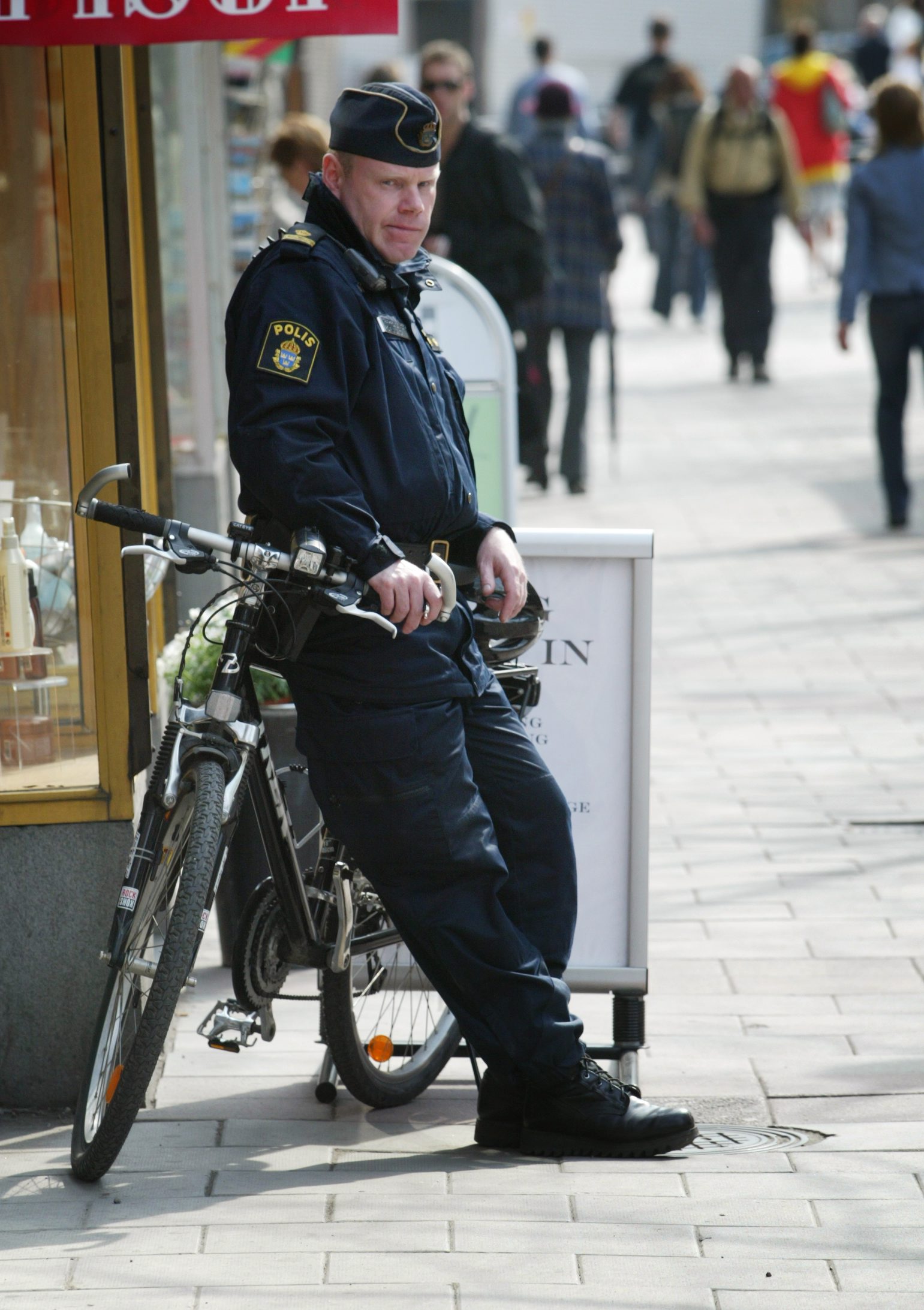 Fyra cyklande poliser dödshotades i Rosengård. Polisen på bilden har inget samband med artikeln.