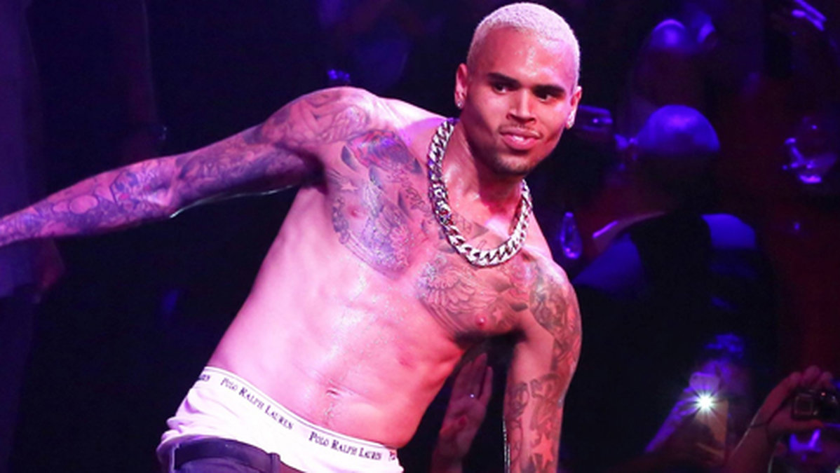 Chris Brown ska ha landat med en egen helikopter på sångerskans båt. 