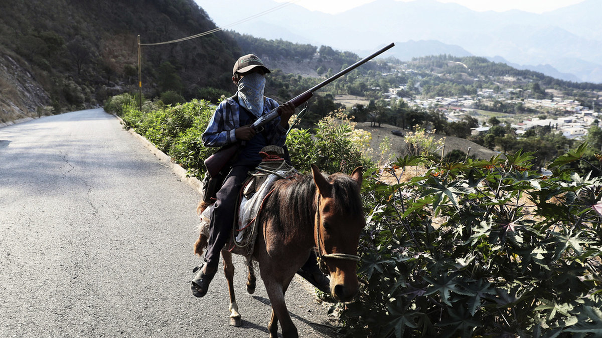 Pojken är bara tolv år, men redan utrustad med gevär. I den lilla orten Ayahualtempa i sydvästra Mexiko har byborna utrustat sina barn med vapen för att försvara sig mot droggängen.