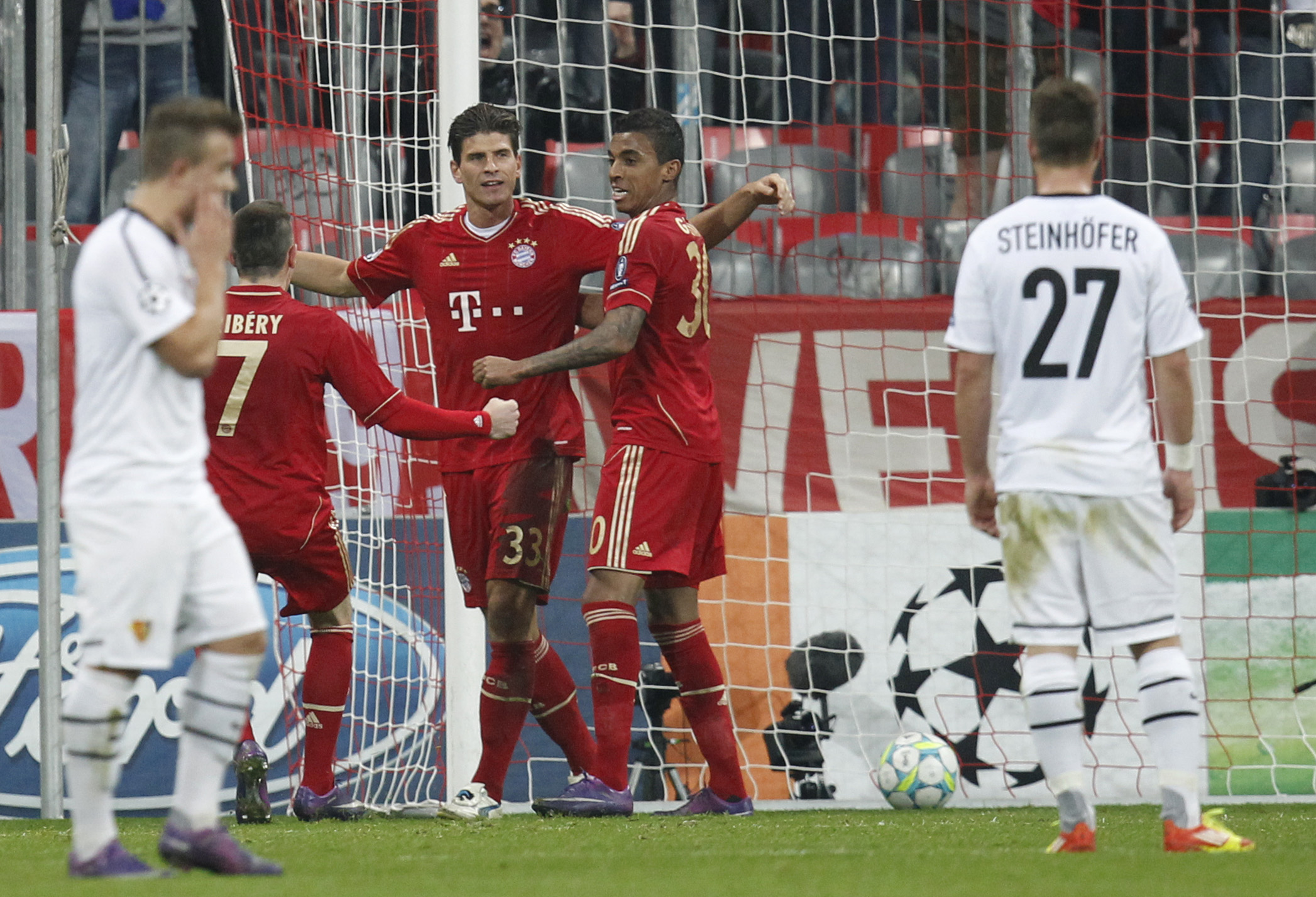 München-spelarna jublar efter att av sina sju mål hemma mot Basel.