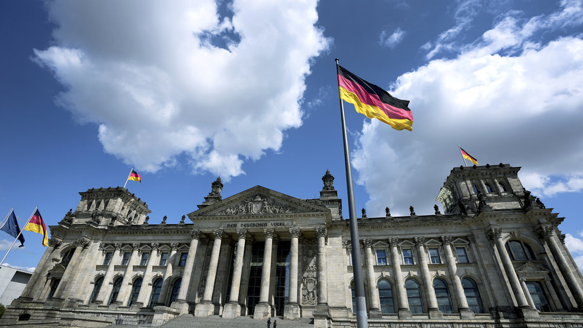 Tyska flaggan vajar utanför riksdagshuset i Berlin. Arkivbild.