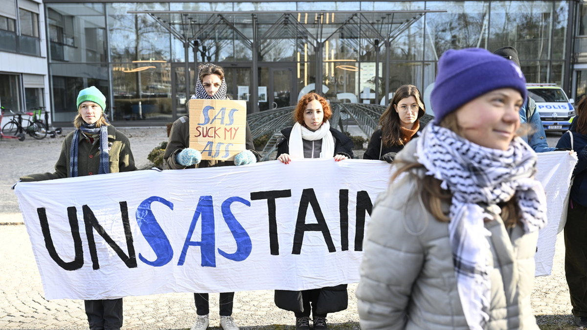 Greta Thunberg och demonstranter från Fridays for future vid flygbolaget SAS bolagsstämma under måndagen.