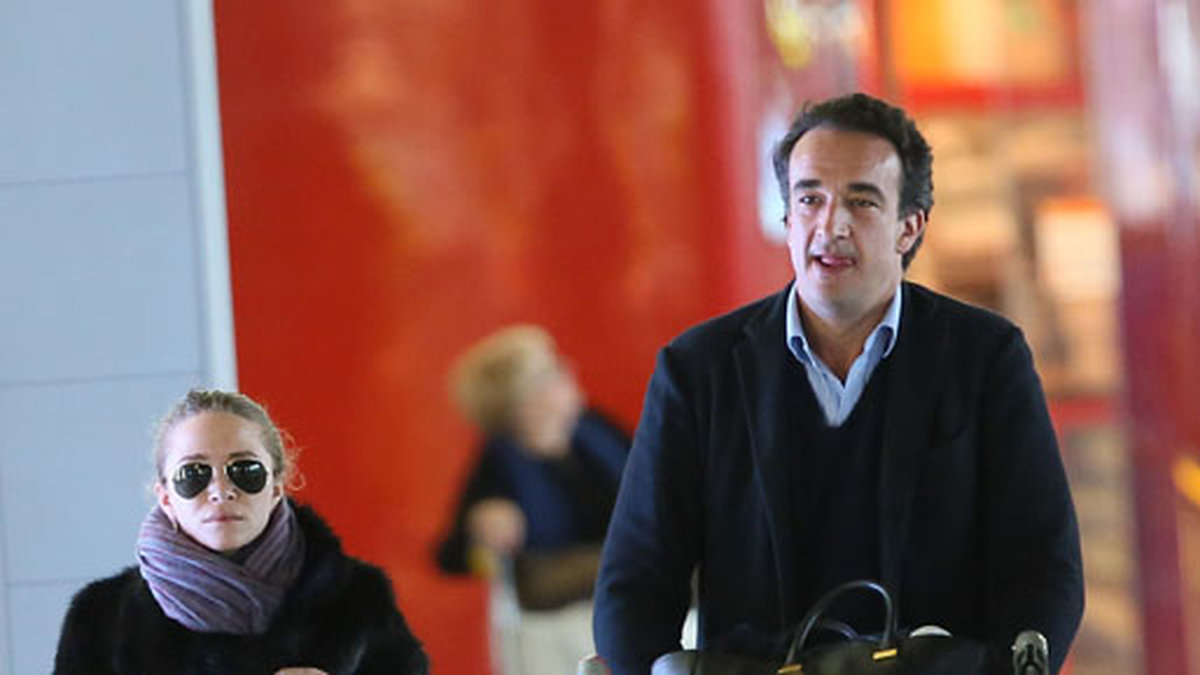 Mary-Kate Olsen och fästmannen Olivier Sarkozy på flygplatsen i Paris. 