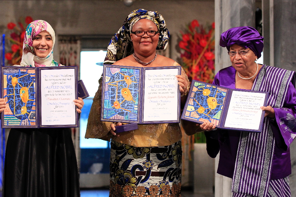 Ellen Johnson Sirleaf (till höger) när hon mottog Nobels fredspris 2011 tillsammans med Leymah Gbowee och Tawakkul Karmanhar.
