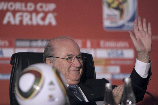 FIFA-presidenten Sepp Blatter menar att den enklaste lösningen vore att lägga VM i England. 
