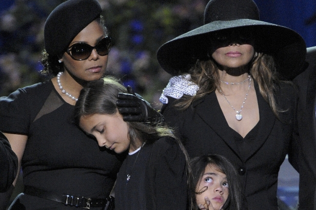 Janet Jackson, Paris Katherine Jackson, LaToya Jackson, Prince Michael Jackson II på begravningen av Michael.