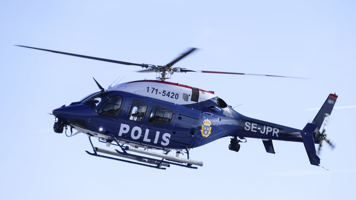 Helikopter har satts in i jakten på rånare i Laholm. Arkivbild.
