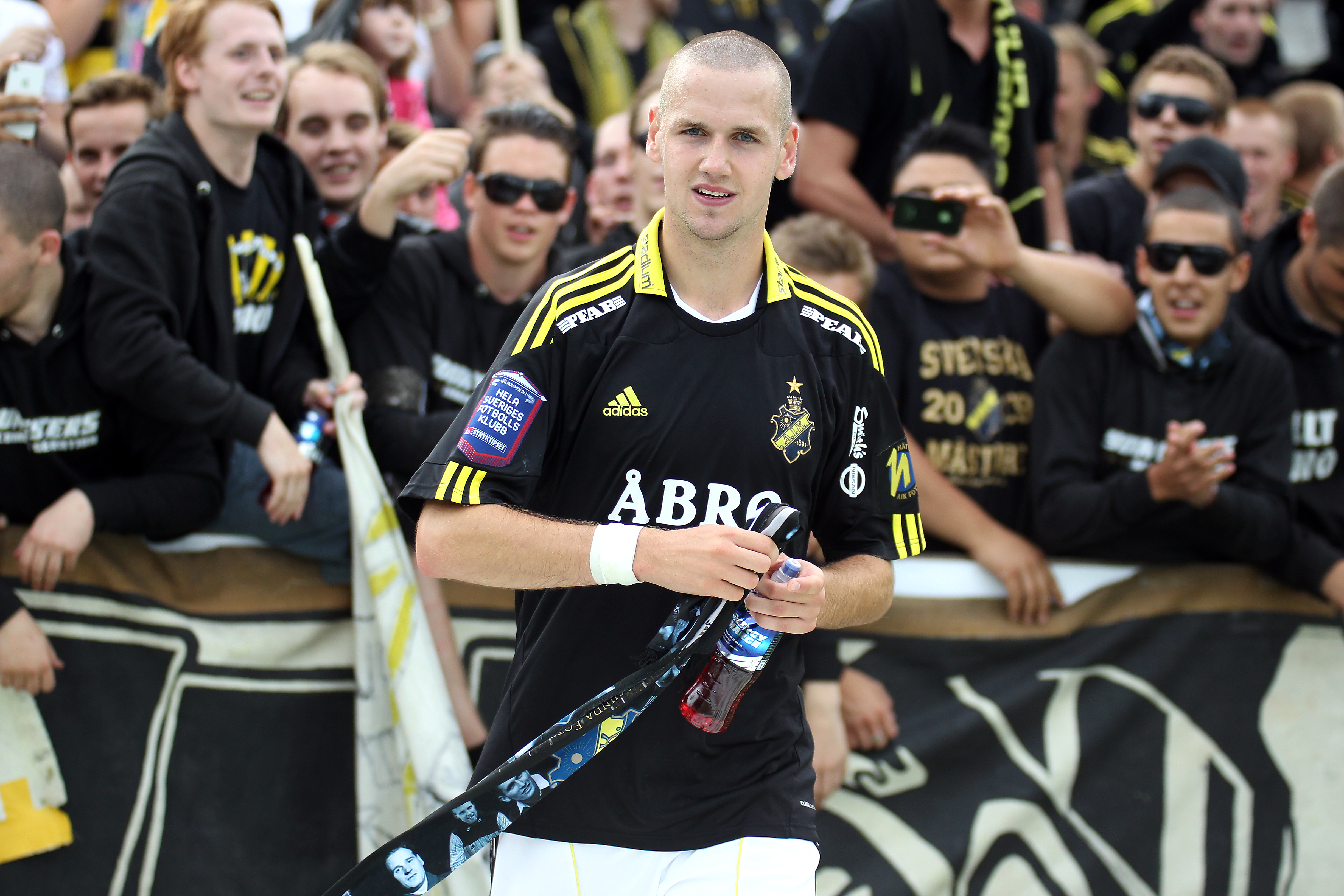 Den 19-årige mittbacken kan mycket väl försvinna i sommar, men frågan är hur många miljoner som landar i AIK:s klubbkassa?