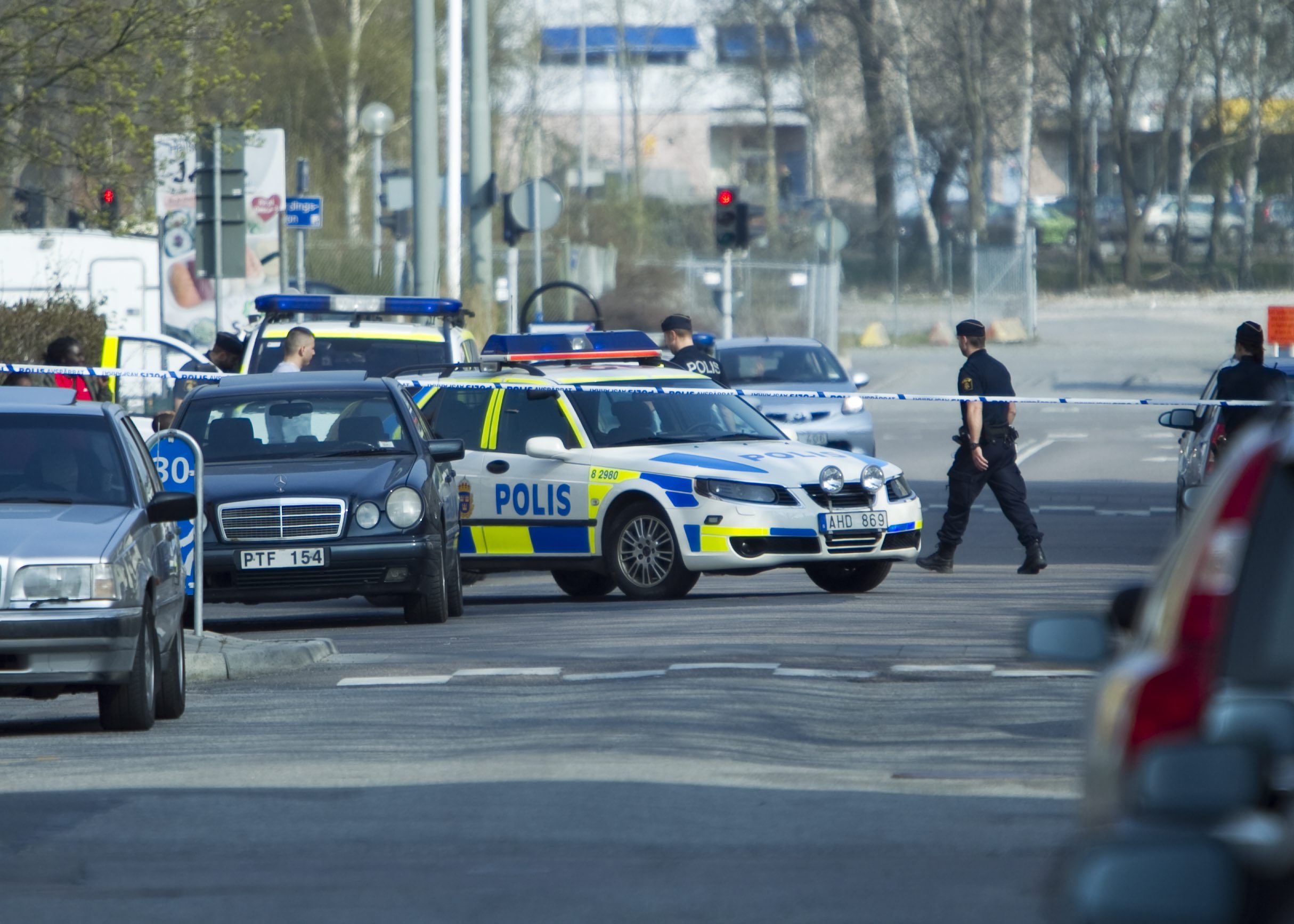 Fyra personer skottskadades i den 22 april i Göteborg på en gata med flera kaféer och restauranger.